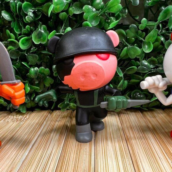 PIGGY Roblox Collectible Figures Series 1 Bundle ROBBY CHASE Rare Clowny - Picture 3 of 14